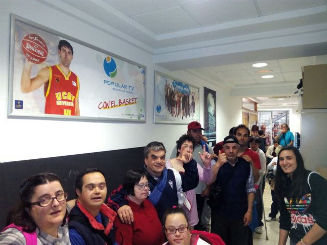 Usuarios y profesionales del Centro de Día para Personas con Discapacidad Psíquica José Moyá visitan las instalaciones de la UCAM - 4, Foto 4