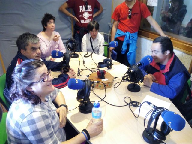 Usuarios y profesionales del Centro de Día para Personas con Discapacidad Psíquica José Moyá visitan las instalaciones de la UCAM, Foto 6