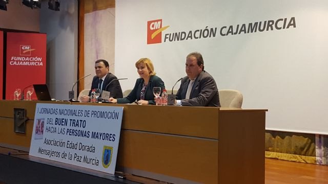 Familia elabora y distribuye una guía dirigida a fomentar el buen trato a las personas mayores - 1, Foto 1