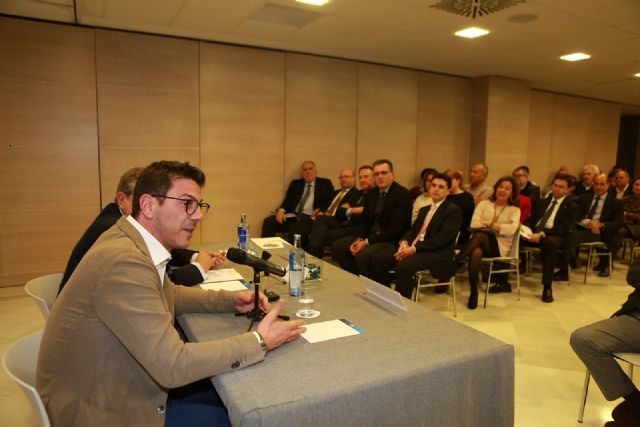 Fotis Katsikaris analiza el liderazgo ante los economistas de Murcia - 3, Foto 3