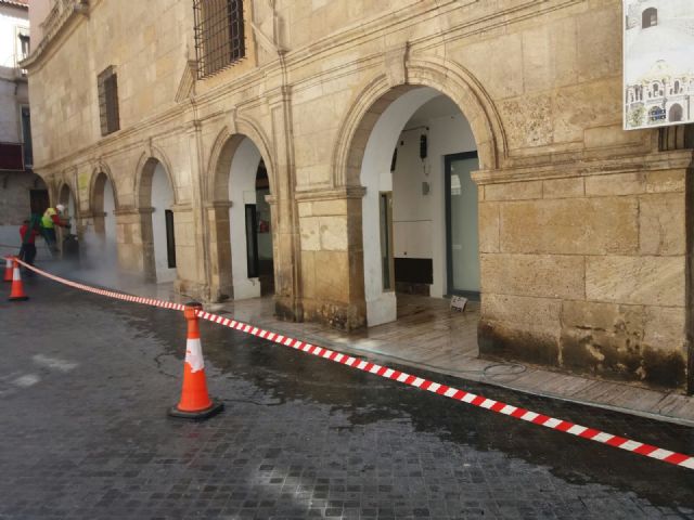 La Oficina Municipal del Grafiti elimina las pintadas de los soportales de la Catedral - 1, Foto 1