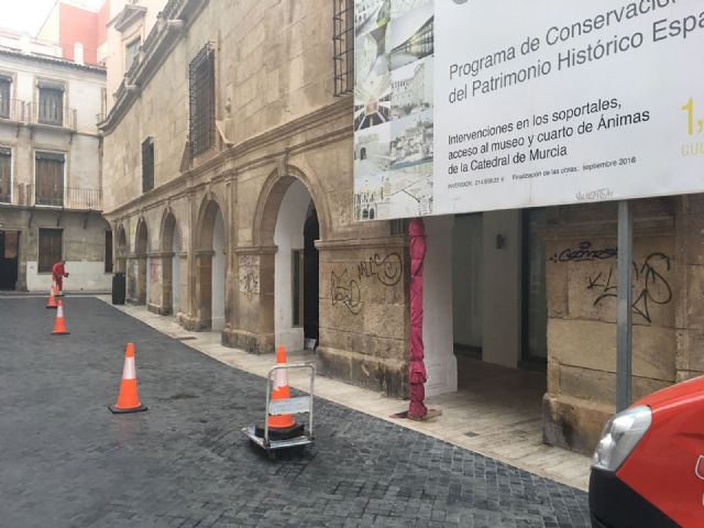 La Oficina Municipal del Grafiti elimina las pintadas de los soportales de la Catedral - 2, Foto 2