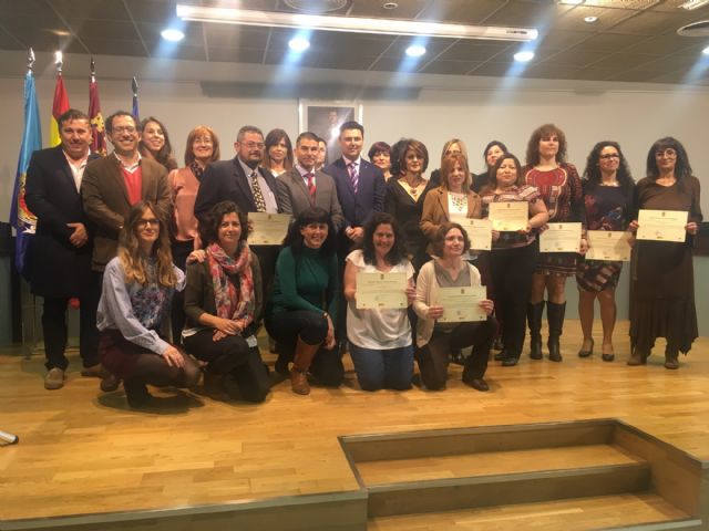 Los alumnos del Programa Mixto de Empleo y Formación  reciben su certificación profesional en atención a personas dependientes - 1, Foto 1