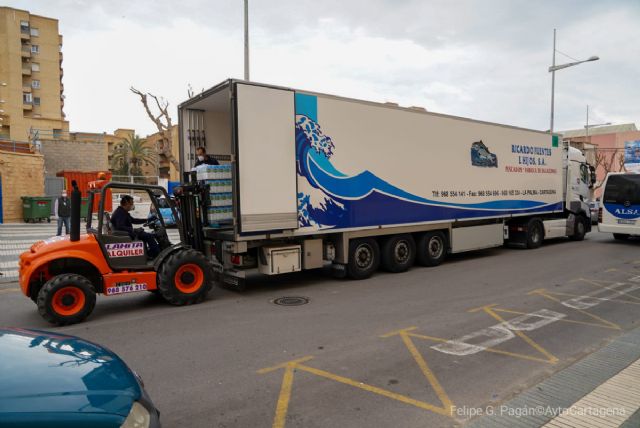 Ricardo Fuentes dona dos toneladas de alimentos al dispositivo especial del Ayuntamiento para ayudar a las familias más necesitadas - 1, Foto 1