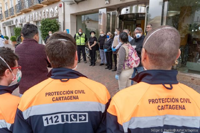 Trabajadores sociales, policías y ´sin techo´ agradecen con un aplauso el trabajo del personal del hotel Los Habaneros - 1, Foto 1