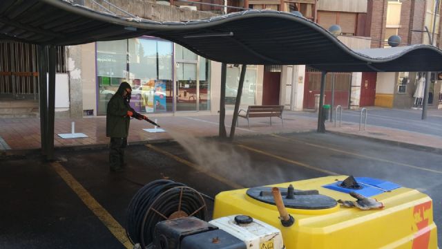 Los efectivos de Emergencias y Protección Civil abordan las labores de desinfección de calles y espacios comunes en Lorca para evitar la propagación del coronavirus - 1, Foto 1