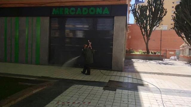 Los efectivos de Emergencias y Protección Civil abordan las labores de desinfección de calles y espacios comunes en Lorca para evitar la propagación del coronavirus - 2, Foto 2
