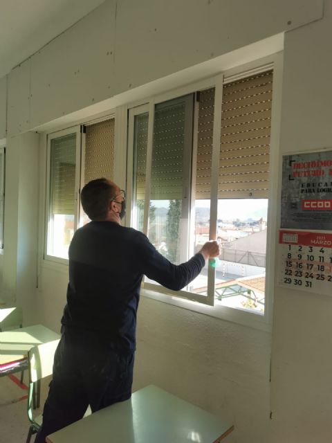 El Ayuntamiento de Puerto Lumbreras comienza la instalación de mosquiteras en las aulas de los colegios públicos del municipio - 1, Foto 1