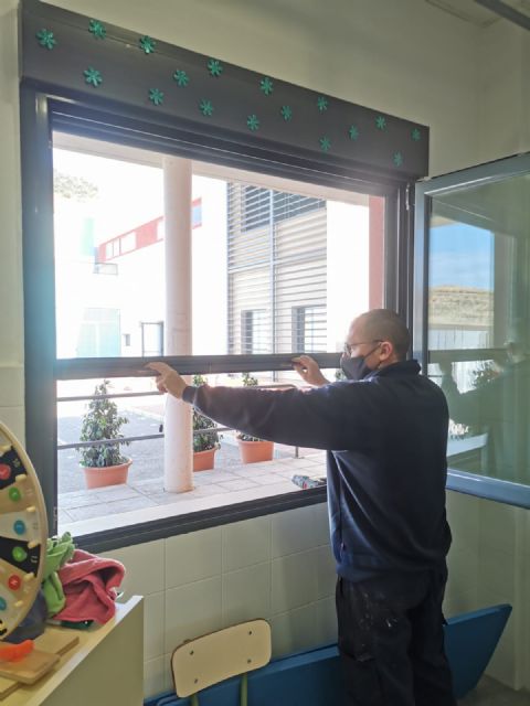 El Ayuntamiento de Puerto Lumbreras comienza la instalación de mosquiteras en las aulas de los colegios públicos del municipio - 2, Foto 2
