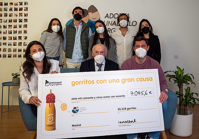 Innocent dona más de 7.000 euros a la asociación española Adopta Un Abuelo con su iniciativa solidaria ‘el gran gorrito’ - 1, Foto 1