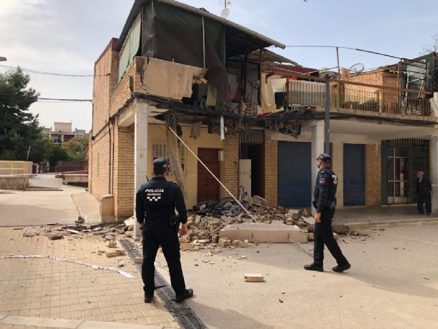 Policía Local y Bomberos atienden el desprendimiento de una terraza en El Palmar - 1, Foto 1