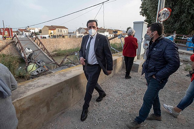 El Ayuntamiento asegura la zona alrededor del puente desprendido entre El Raal y Beniel - 1, Foto 1