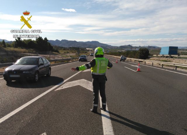 La Guardia Civil investiga a un conductor por darse la fuga de un control y arrollar a un ciclista en Alcantarilla - 1, Foto 1