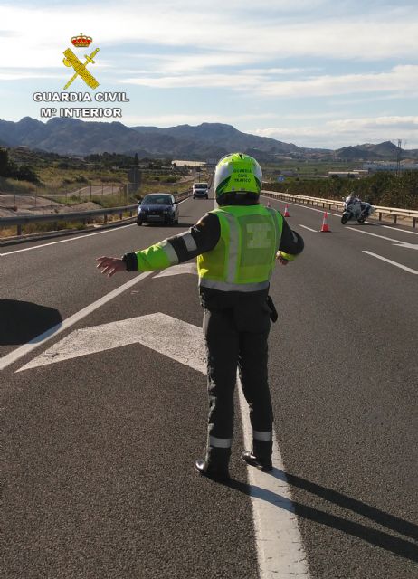 La Guardia Civil investiga a un conductor por darse la fuga de un control y arrollar a un ciclista en Alcantarilla - 2, Foto 2