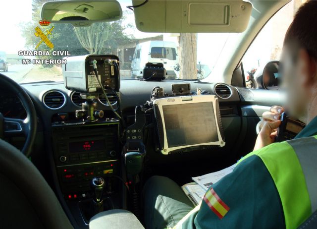 La Guardia Civil investiga a un conductor por darse la fuga de un control y arrollar a un ciclista en Alcantarilla - 3, Foto 3
