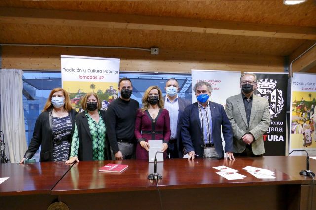 El libro ´Un viaje a nuestras tradiciones´ cierra los actos por el 40 aniversario de la Universidad Popular - 1, Foto 1