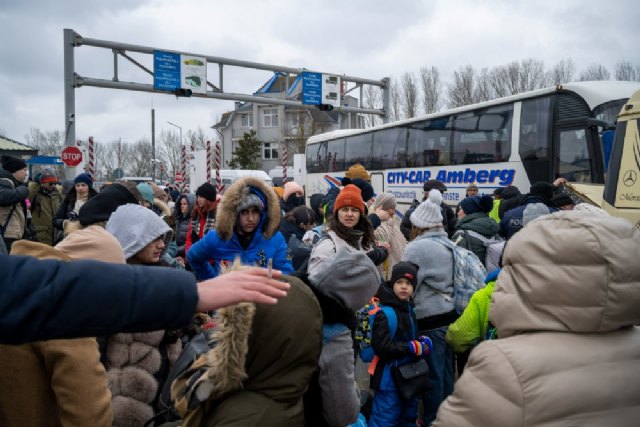Familias ucranianas esperan en la frontera entre Moldavia y Ucrania. Autor: Gonzalo Hohr, Foto 1