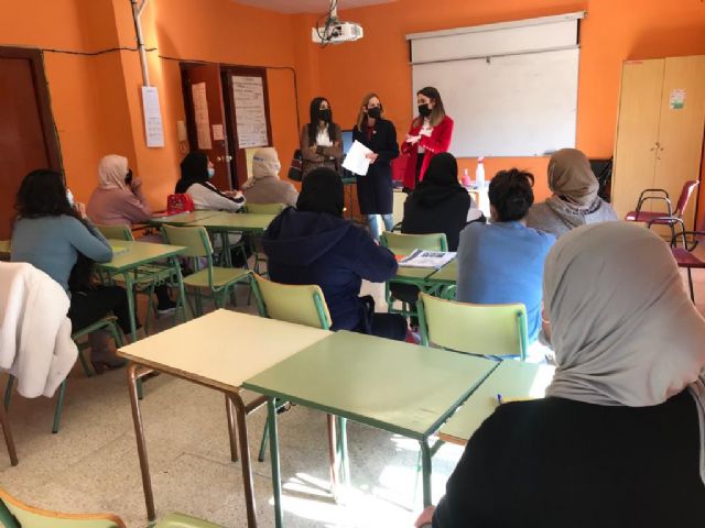 Medio centenar de mujeres inmigrantes aprenden español a través de un curso organizado por el Ayuntamiento - 1, Foto 1