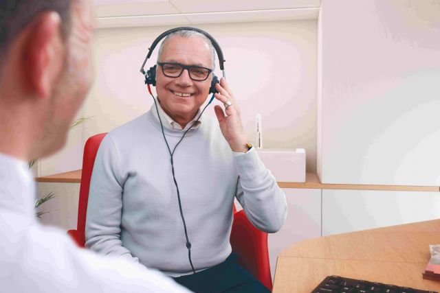 Ahora que llevo un audífono siento que estoy otra vez en el mundo, se sincera Juan Ramón Lucas - 1, Foto 1