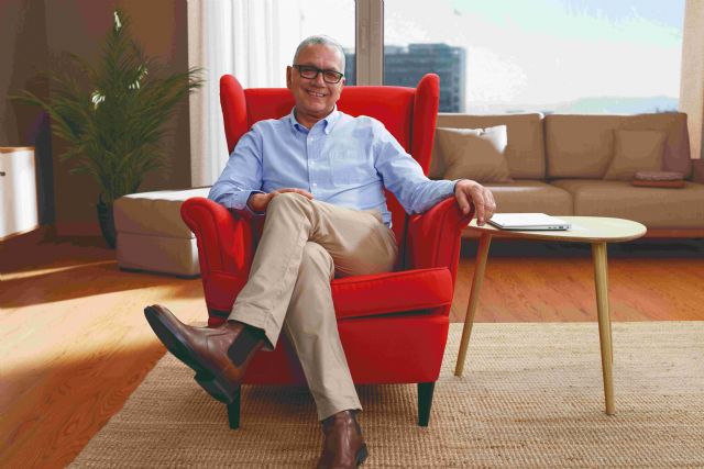 Ahora que llevo un audífono siento que estoy otra vez en el mundo, se sincera Juan Ramón Lucas - 2, Foto 2