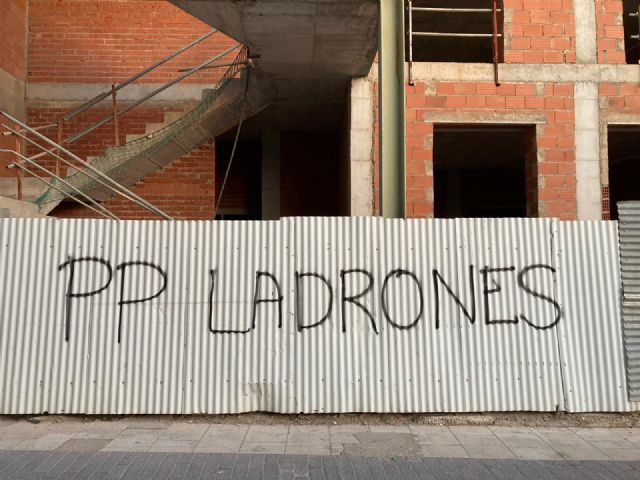 El Partido Popular de Puerto Lumbreras denuncia pintadas vandálicas contra la formación política en edificios municipales - 2, Foto 2