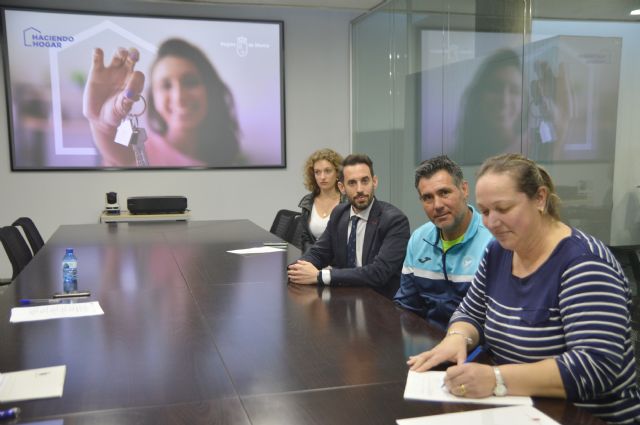 El Gobierno regional facilita que 310 familias adquieran en propiedad la vivienda social donde han residido durante 25 años - 1, Foto 1