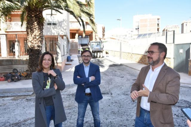 El alcalde de Lorca visita la fase final de los trabajos de renovación urbana de las calles Arquitecto Ortiz Jara y Presbítero Gálvez Borgoñez - 1, Foto 1