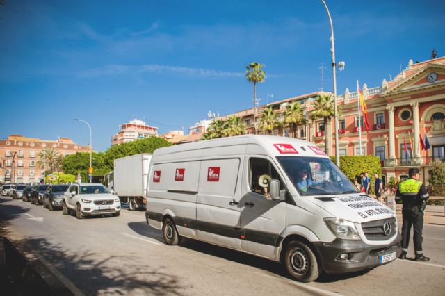 Una caravana de vehículos y una concentración en la Glorieta, mientras se celebra el pleno municipal, dan continuidad a las protestas del SIME - 2, Foto 2