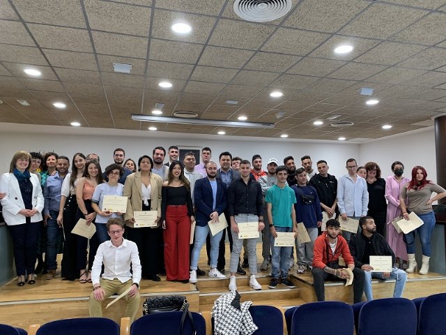 Un total de 24 jóvenes recogen sus diplomas de Socorrismo y Limpieza de espacios públicos, en San Javier - 1, Foto 1