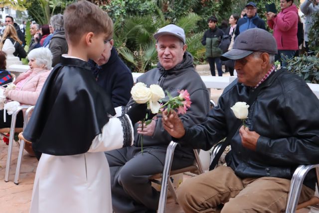 El Sábado Santo la Virgen de la Soledad visita a los mayores entre saetas y flores - 1, Foto 1