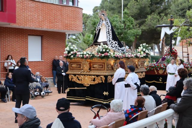 El Sábado Santo la Virgen de la Soledad visita a los mayores entre saetas y flores - 2, Foto 2