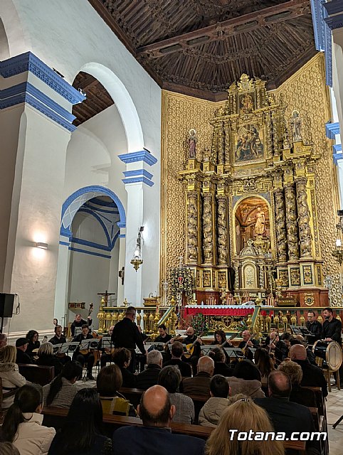 La Orquesta Pulso, Púa y Pasión eleva los corazones nazarenos en un emotivo concierto de Domingo de Ramos, Foto 2