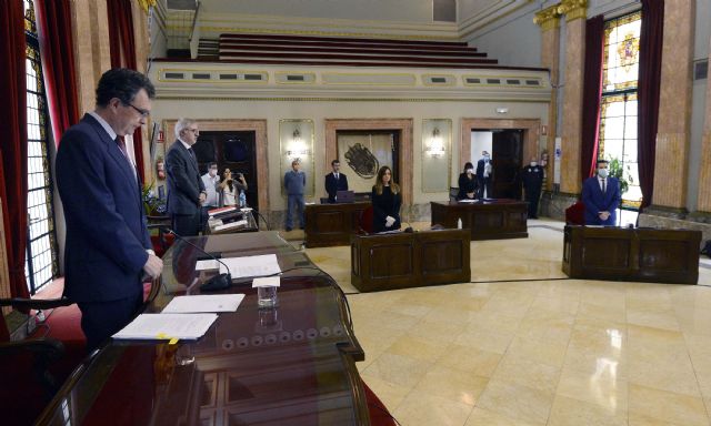 El Pleno de Murcia guarda un minuto de silencio por los fallecidos a causa del COVID-19 - 1, Foto 1