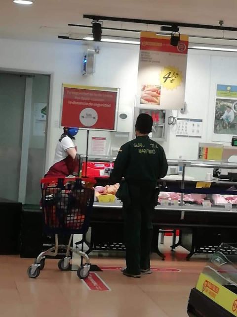 La Guardia Civil atiende a una familia desfavorecida y a las religiosas de un convento de clausura en Cartagena - 2, Foto 2