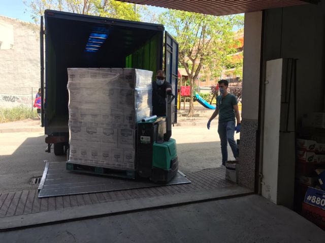 El PSOE de Archena entrega un palet de comida al banco de alimentos municipal para ayudar con la crisis de la Covid-19 - 1, Foto 1