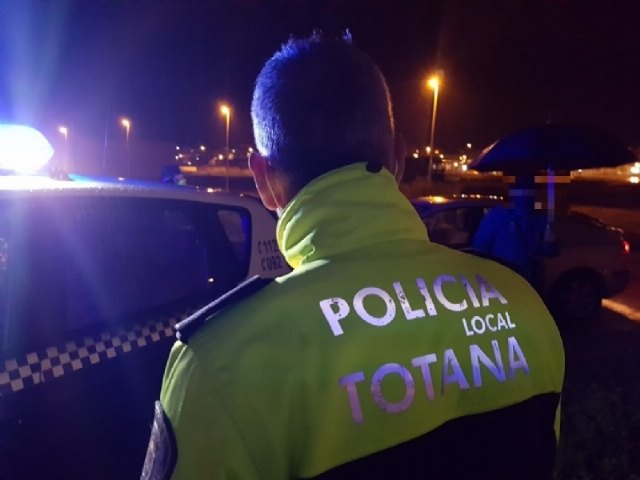 The Local Police of Totana detains the driver of a vehicle that had skipped a control in the neighboring municipality of Alhama de Murcia