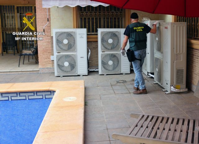 La Guardia Civil desmantela un invernadero intensivo con 900 plantas de marihuana en un chalet de Molina de Segura - 1, Foto 1