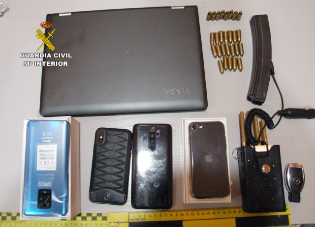 La Guardia Civil desmantela un invernadero intensivo con 900 plantas de marihuana en un chalet de Molina de Segura - 2, Foto 2