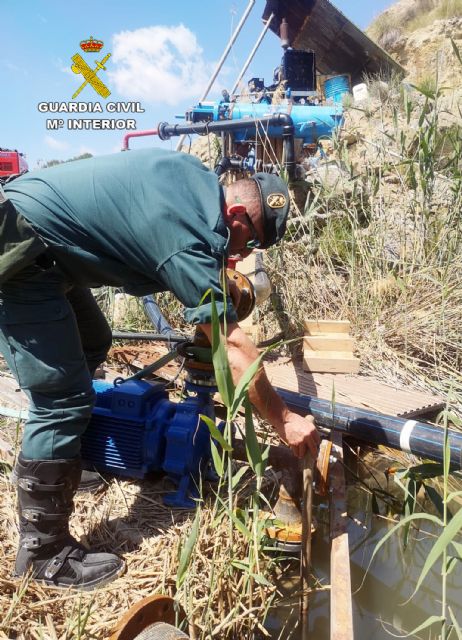 La Guardia Civil investiga a una persona por la captación ilegal de agua de la rambla El Salar - 2, Foto 2