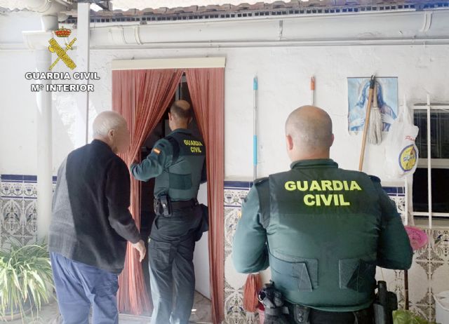 La Guardia Civil rescata a un anciano del incendio de su vivienda en Fortuna - 1, Foto 1