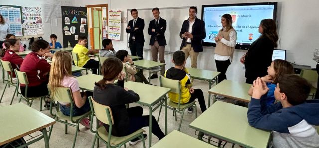 Alumnos del Colegio Antonio Molina asisten a un taller para aprender sobre los valores solidarios de la cooperación internacional - 1, Foto 1