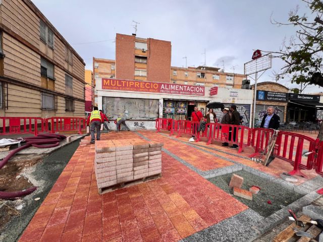 El Ayuntamiento renueva 450 metros cuadrados de aceras en la avenida Primero de Mayo - 1, Foto 1