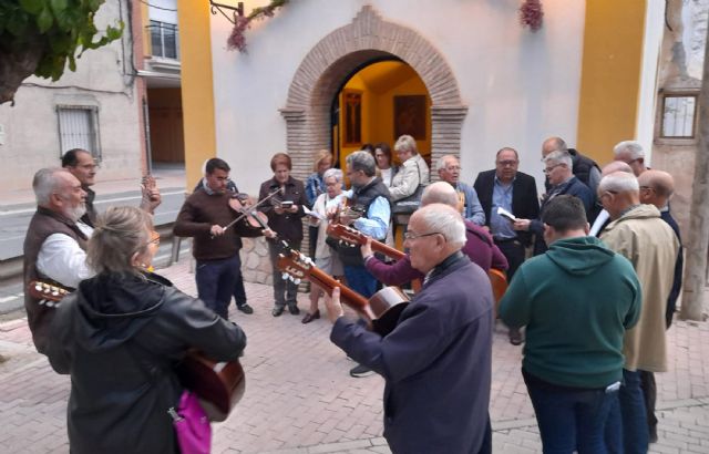 La campana de auroros Nuestra Señora del Rosario abre con sus Mayos las fiestas del barrio de La Cruz - 1, Foto 1