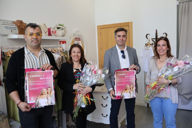 Los comercios pinatarenses reparten cientos de flores con motivo del Día de la Madre - 1, Foto 1