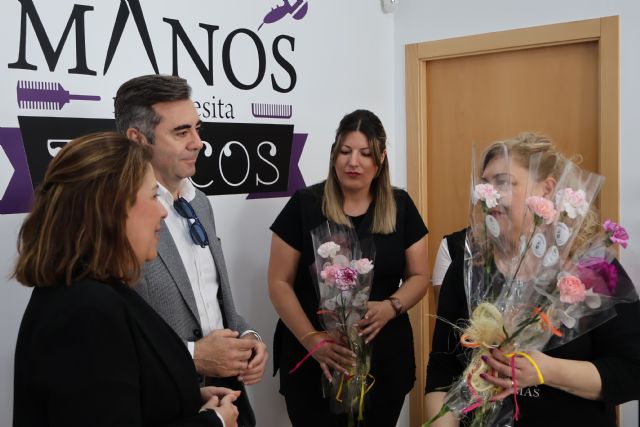 Los comercios pinatarenses reparten cientos de flores con motivo del Día de la Madre - 2, Foto 2