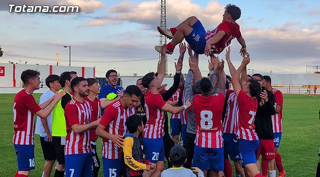 Pablo, jugador del Olímpico y componente del Calvario, fue manteado tras el pitido final, Foto 1