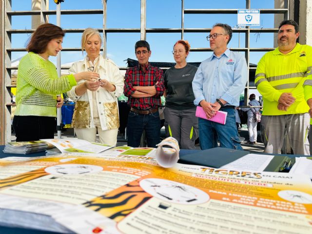 La Concejalía de Salubridad Pública acerca al mercado semanal una campa&ntilde;a de prevención frente a la enfermedad de Lyme y promoverá la iluminación de espacios emblemáticos el 1 de mayo - 2, Foto 2