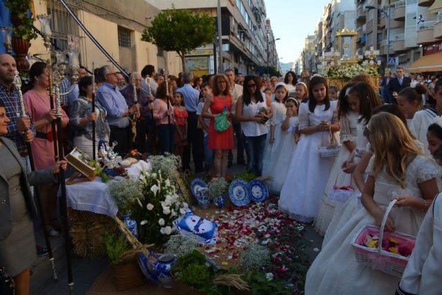 Las calles de Águilas se cubren de pétalos e incienso - 1, Foto 1