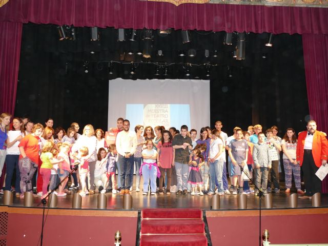 Alumnos convertidos en actores reciben sus premios en la clausura de la XXVIII Muestra de Teatro Escolar - 1, Foto 1