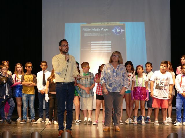 Alumnos convertidos en actores reciben sus premios en la clausura de la XXVIII Muestra de Teatro Escolar - 2, Foto 2